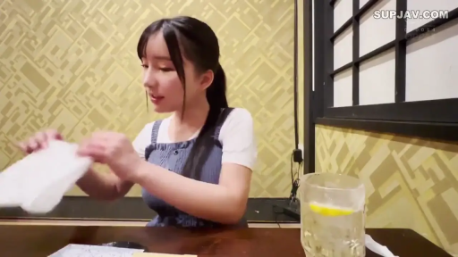 坐姿 · 自然 · 半身 · 餐厅 · 马尾 · 吊带裙 · 整理纸巾 · 柠檬水