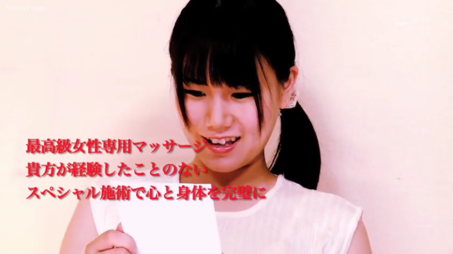 室内 · 脸部特写 · 好奇 · 卡片 · 白色短袖上衣 · 文字遮盖画面