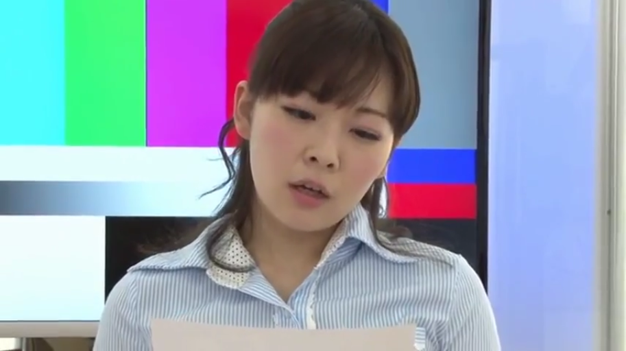 演播室 · 职业化 · 面部特写 · 浅蓝色条纹衬衫 · 讲稿 · 电视测试条背景