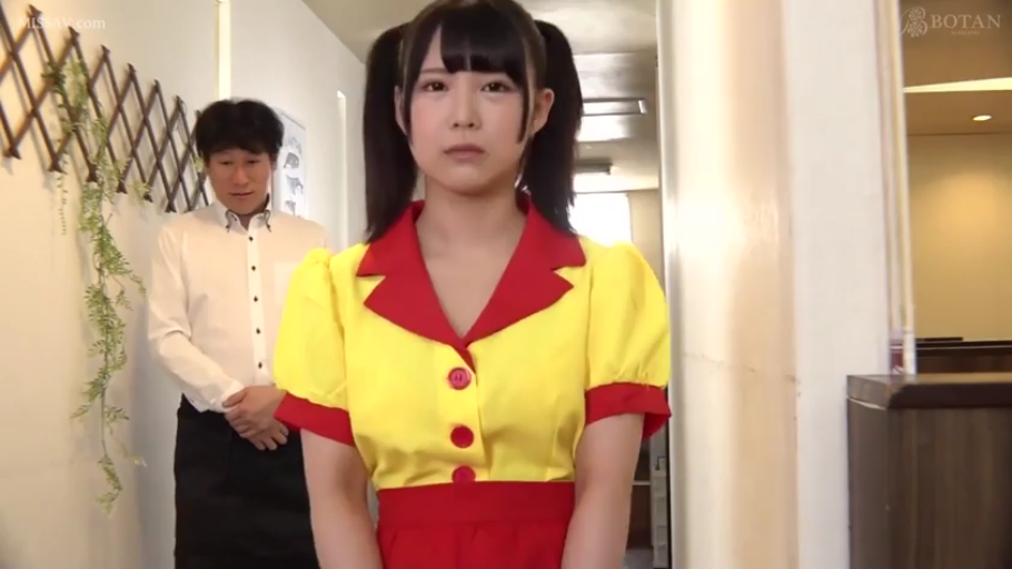 面无表情 · 面部特写 · 红黄相间服务员制服 · 室内走廊 · 制服