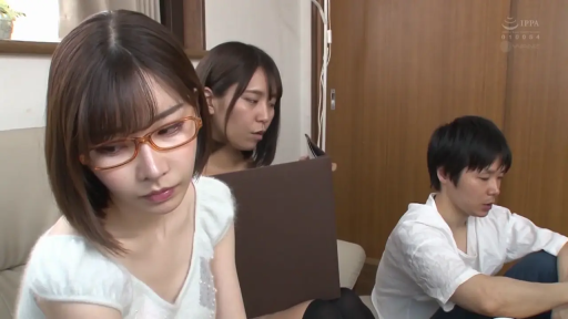 リビング · 静寂 · 棕色文件夹 · 白色短袖上衣 · 戴眼镜女性面部特写