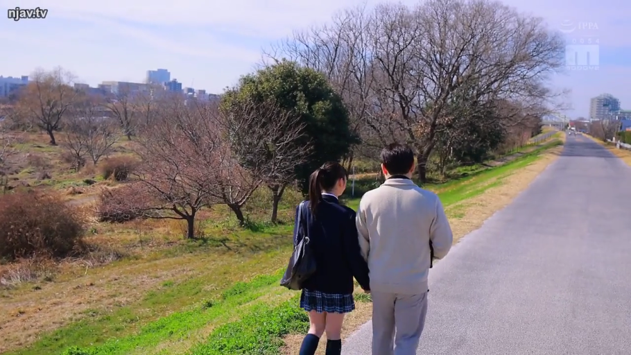 制服 · 行走 · 户外 · 背影 · 单肩包 · 牵手