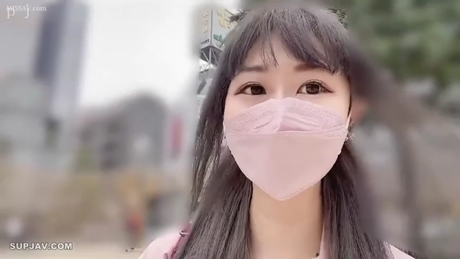 脸部特写 · 注视镜头 · 户外 · 口罩 · 粉色系上衣