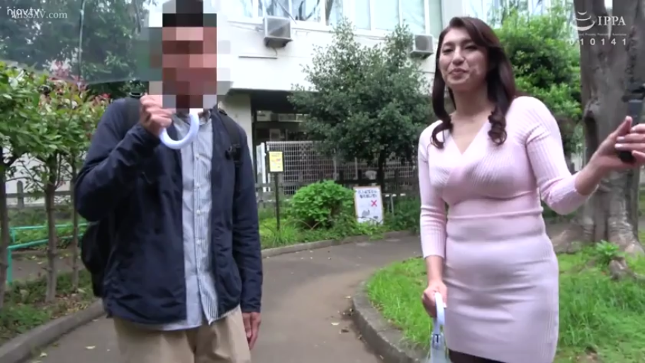 自然交谈 · 小径 · 女子上半身特写 · 折叠伞 · 粉色紧身针织连衣短裙