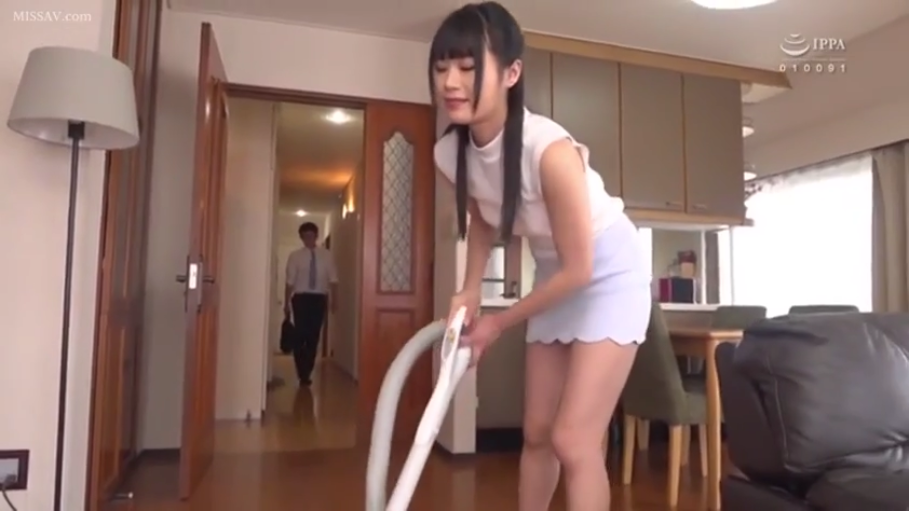 微笑 · 客厅 · 浅色短裙 · 吸尘器