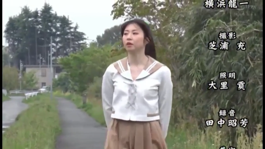 字幕 · 淡然 · 室外 · 浅棕色百褶裙 · 人物半身特写