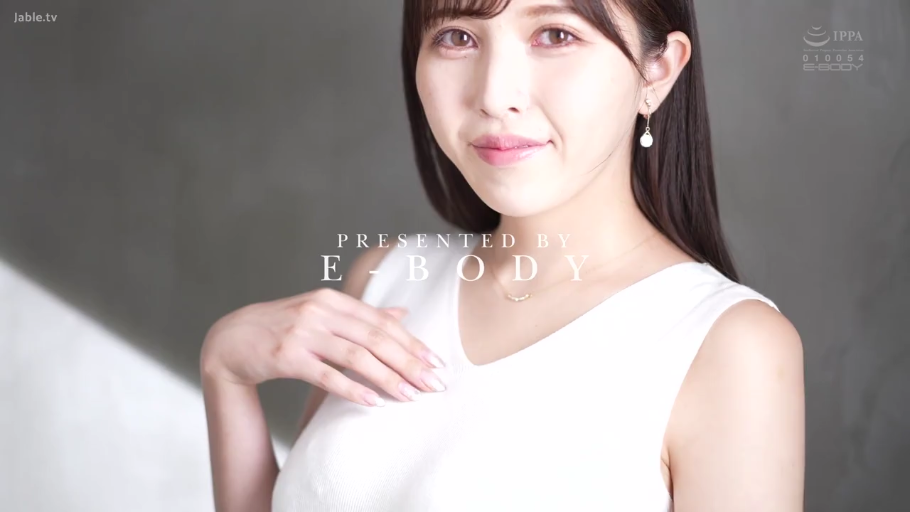 锁骨特写 · 温柔 · 室内影棚 · 白色无袖上衣 · 精致妆容 · 项链