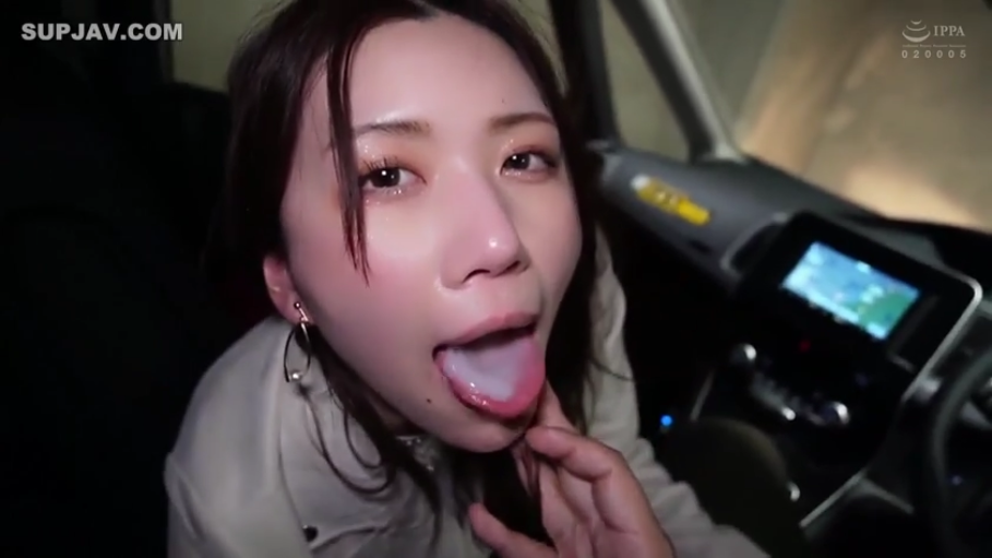 意犹未尽 · 舌头上残留的精液 · 浅色外套 · 汽车驾驶室 · 嘴部精液残留 · 口交结束