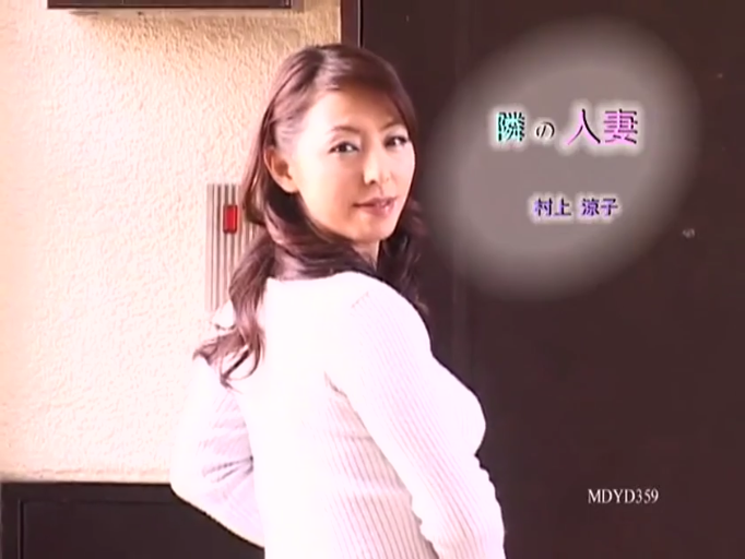 上半身特写 · 柔和 · 门口 · 白色针织衫 · 视频标题字幕