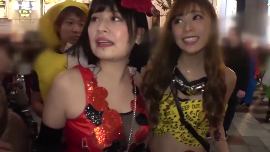 站立 · 微笑 · 半身 · 头饰 · 户外街道 · 走动 · 角色扮演服 · 路人