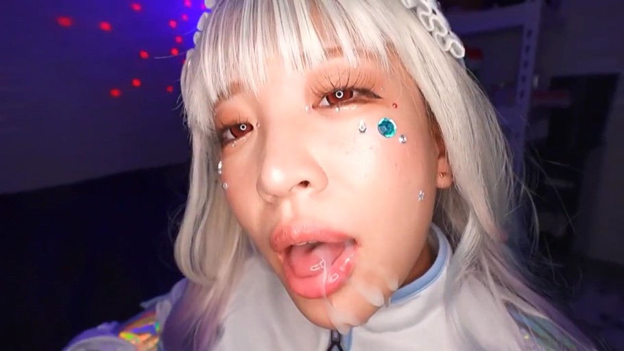 室内 · 脸部特写 · 白色运动服