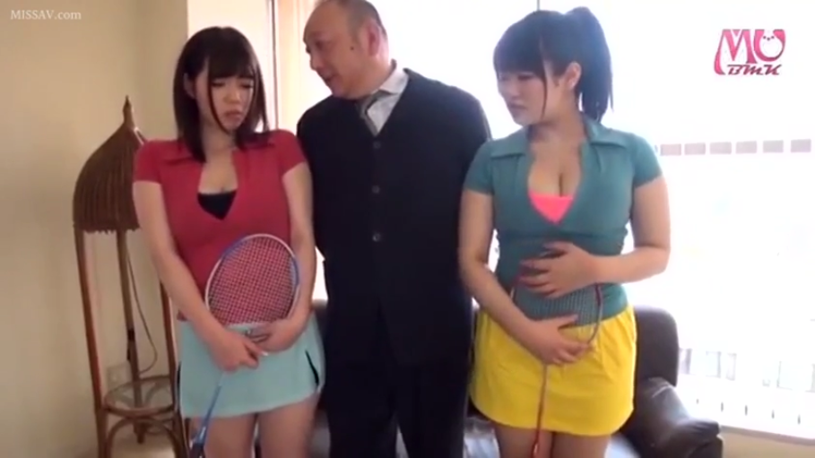 室内 · 站立 · 巨乳 · 全景 · 拘谨 · 互动 · 运动服 · 羽毛球拍