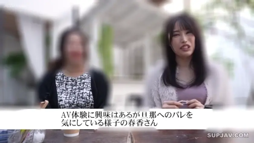 咖啡杯 · 人物面部特写 · 户外咖啡厅 · 内搭上衣 · 交谈表情 · 画面有字幕