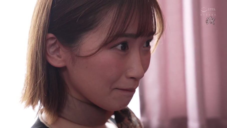 室内 · 坐姿 · 微笑 · 谈话 · 休闲服 · 柔光 · 侧脸 · 发饰