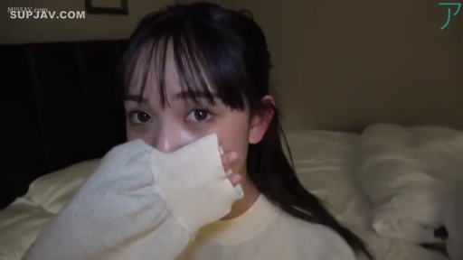 眼睛特写 · 床上 · 害羞 · 自拍视角 · 白色针织毛衣