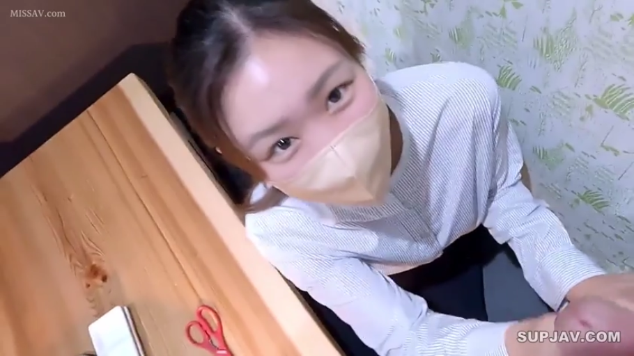 室内 · 顺从 · 男性生殖器特写 · 口罩 · 手淫 · 条纹长袖衬衫