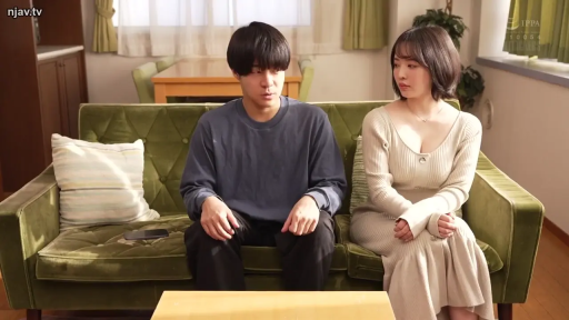 坐姿 · 平静 · 客厅 · 对话 · 居家 · 绿色沙发 · 针织连身裙