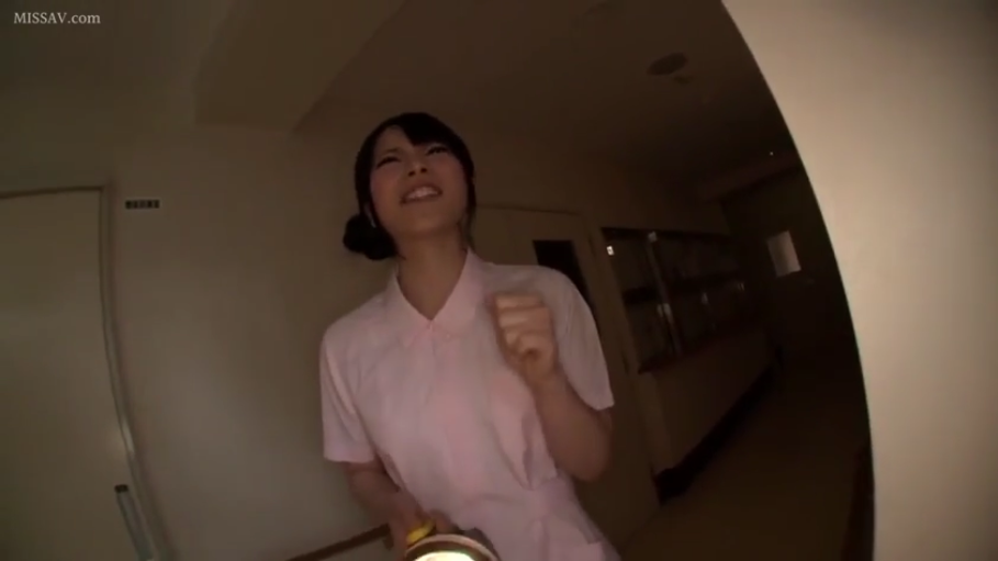 面部特写 · 走廊 · 粉色护士服 · 光线昏暗 · 表情亢奋 · 手电筒