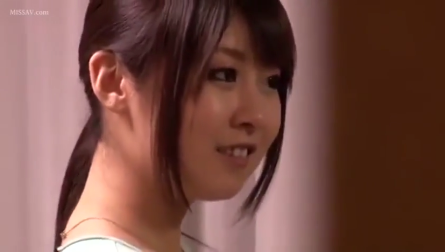 室内 · 面部特写 · 浅色上衣