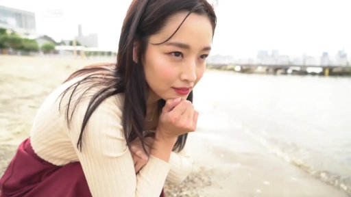深思 · 人物面部特写 · 沙滩 · 室外自然光 · 酒红色半身裙