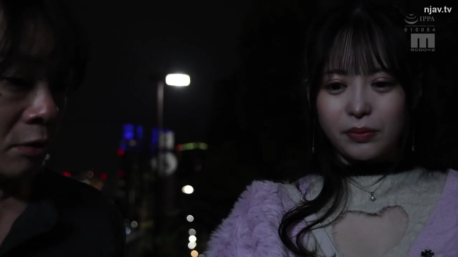 平静 · 夜间户外 · 粉色绒毛外套 · 女性面部特写
