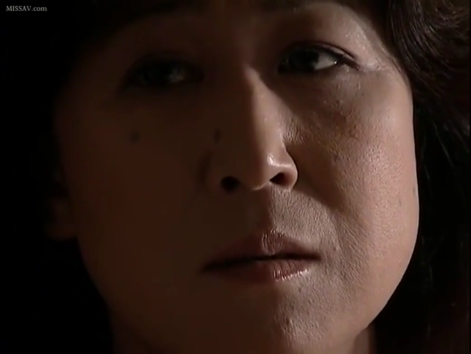 室内 · 严肃 · 脸部特写 · 凝视 · 熟女 · 正面