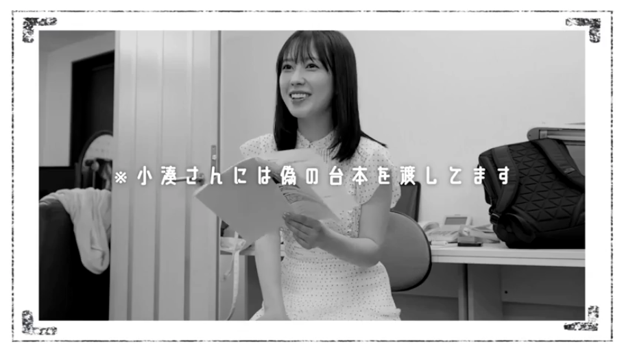 办公室 · 坐姿 · 微笑 · 半身 · 纸张 · 黑白 · 看剧本 · 碎点连衣裙