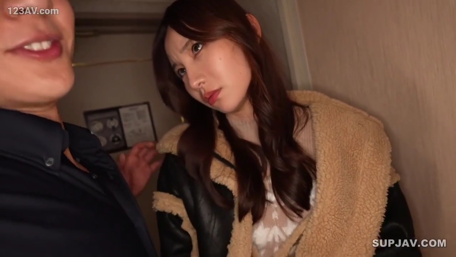 注视 · 羊羔绒皮夹克 · 室内走廊 · 女人的面部特写