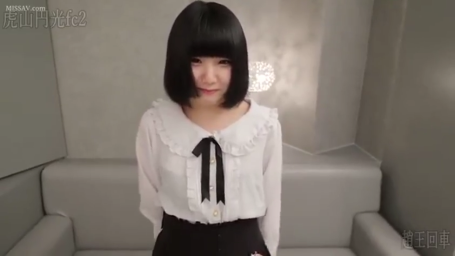 室内 · 站姿 · 面对镜头 · 白色衬衫 · 半身 · 短发 · 腼腆