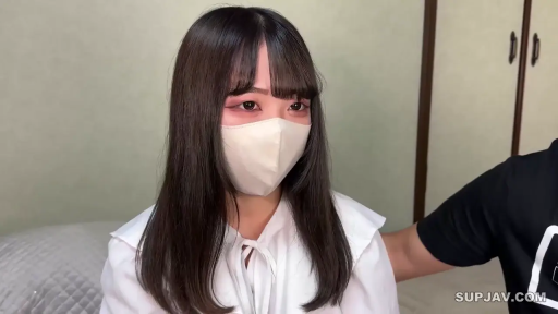 卧室 · 不知所措 · 口罩遮挡 · 白色系上衣 · 口罩