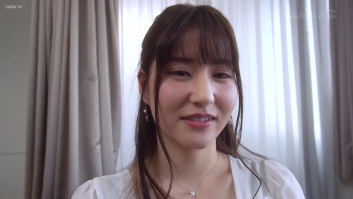 卧室 · 锁骨位置 · 微笑 · 白色上衣 · 项链