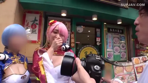 胸部特写 · 站姿 · 街道 · 性感Cosplay服