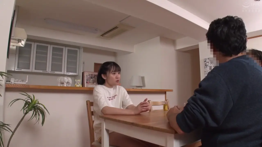 交谈中 · 家中 · 玻璃水杯 · 年轻女性面部特写 · 女性穿着白色短袖T恤