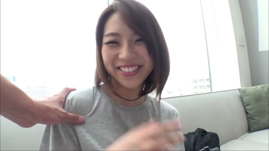 室内 · 坐姿 · 脸部特写 · 沙发 · 短发 · 灰色T恤 · 灿烂笑容 · 微笑互动