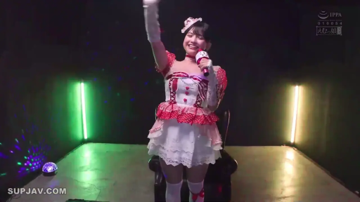 全身特写 · 开心 · 灯光设备 · 舞台 · 偶像演出服 · 聚光灯
