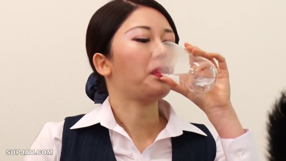 平静 · 脸部特写 · 办公室 · 深色马甲 · 玻璃杯