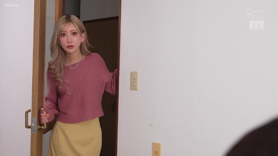 房间门口 · 中景 · 扶门站立 · 黄色长裙 · 开门进入