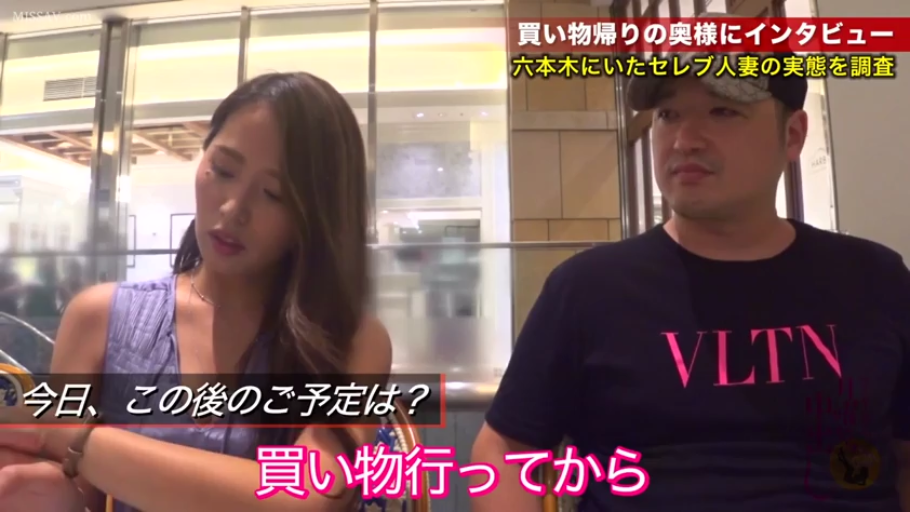 倾听 · 电视综艺风格 · Microphone · 街头 · 人物半身特写 · VLTN黑色印花短袖
