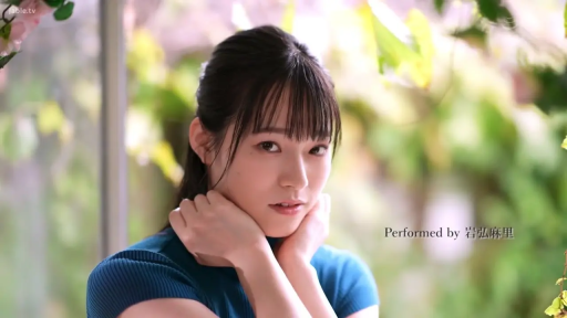 脸部特写 · 注视镜头 · 户外花园 · 托腮 · 蓝色针织衫