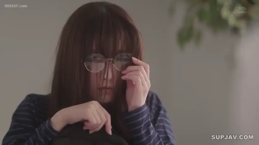 室内 · 坐姿 · 脸部特写 · 条纹长袖 · 扶眼镜