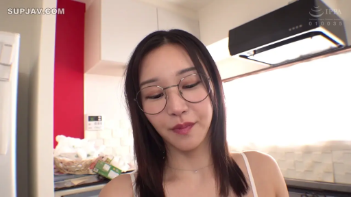 脸部特写 · 注视下方 · 厨房 · 白色吊带背心 · 圆框眼镜 · 光线明亮