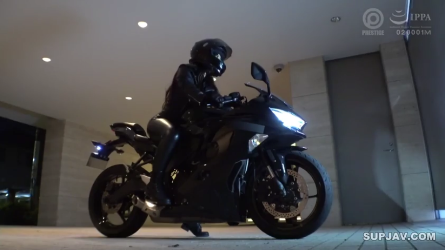 机车服 · 不可见 · 地下车库 · 摩托车 · 夜间场景 · 摩托车全景