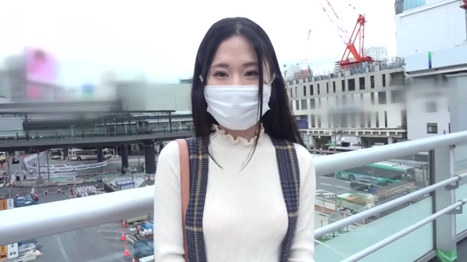 对视 · 口罩 · 正面站立 · 白色高领毛衣 · 黑长直 · 半身照 · 笑眼 · 户外天桥