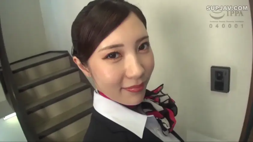 脸部特写 · 微笑 · 面对镜头 · 楼梯间 · 职业制服 · 侧身回头 · 日本