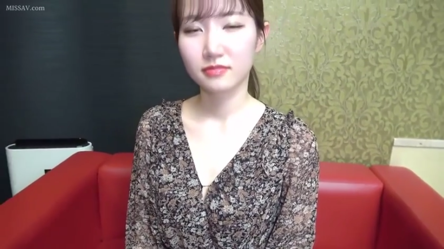 房间 · 上半身特写 · 略带困意 · 深V领 · MISSAV水印