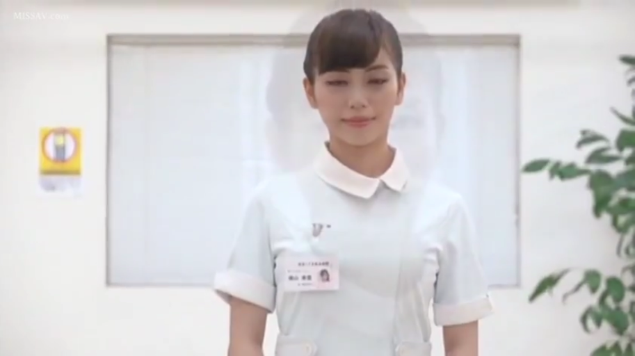 医院走廊 · 上半身中景 · 微笑 · 衬衫领 · 护士胸牌