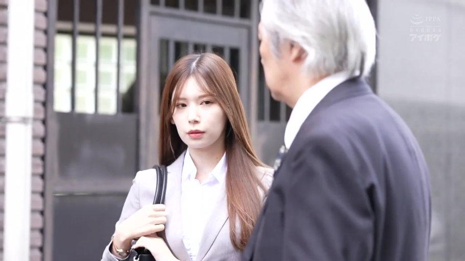 冷静 · 浅灰色西装外套 · 手提包 · 女性面部特写 · 办公楼外
