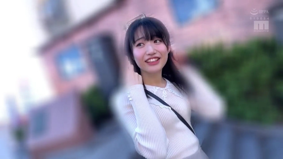 站立 · 微笑 · 半身 · 户外 · 高清 · 单肩包 · 走动 · 白色针织衫