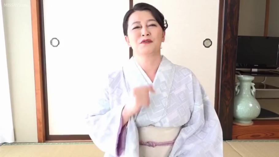 交谈 · 和室 · 微笑 · 半身 · 正坐 · 熟女 · 和服 · 花瓶