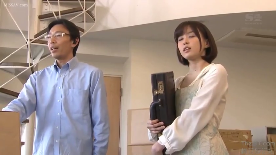 室内 · 站立 · 迷离 · 中景 · 休闲装 · 交流 · 纸箱 · 日本AV